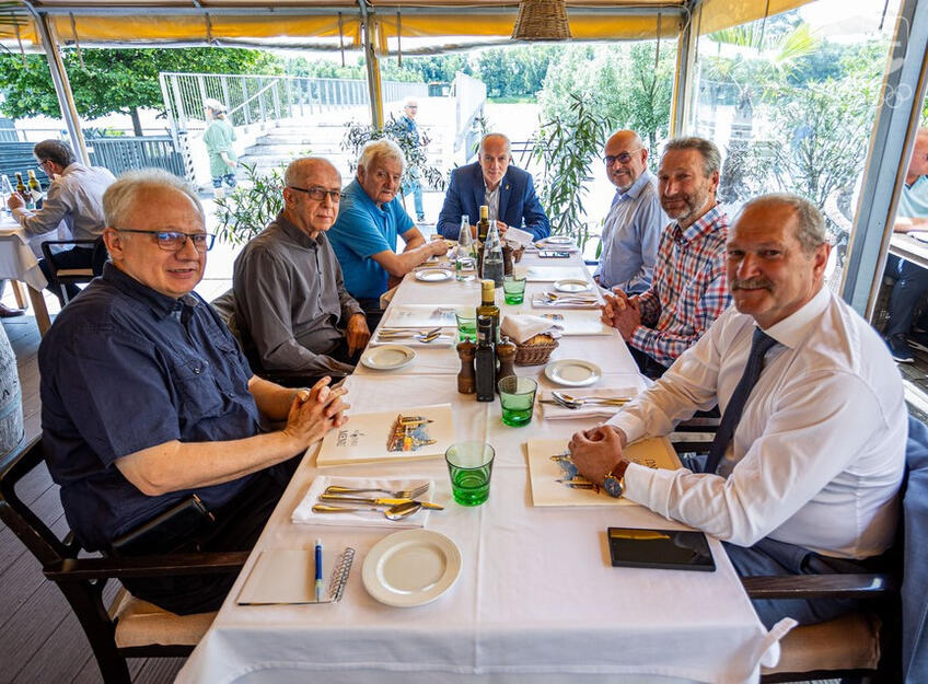 Vedúci predstavitelia SOŠV aj štátny tajomník pre šport zablahoželali Milošovi Mečířovi k jubileu