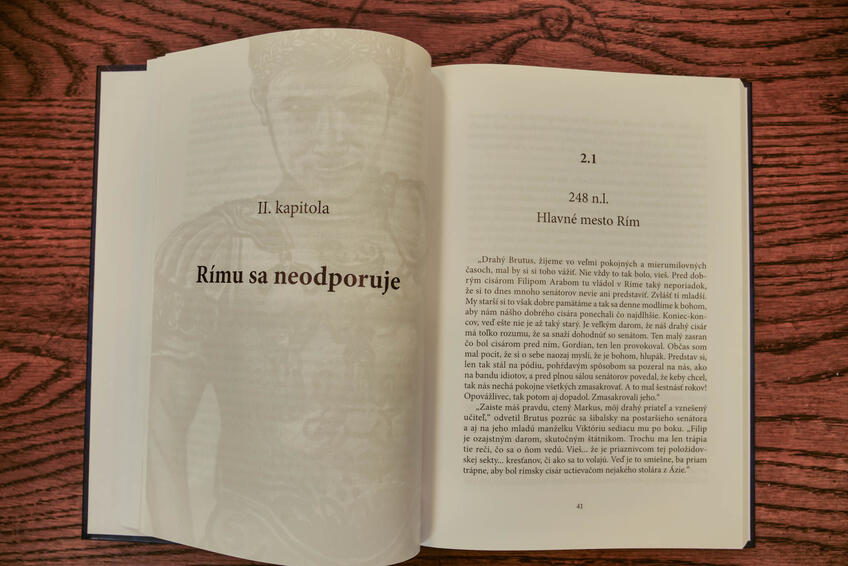 Román Svätci a hriešnici mapuje najdôležitejšie udalosti v dejinách kresťanstva od jeho vzniku až dodnes.