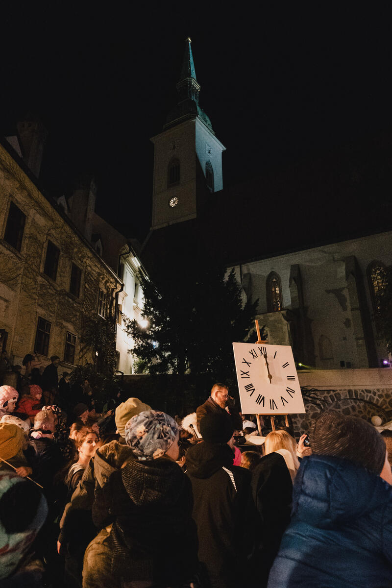 Svätý Martin prišiel na bielom koni: Bratislavský sprievod plný svetiel 