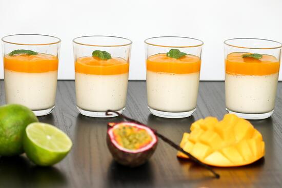 Jogurtová panna cotta s mangom