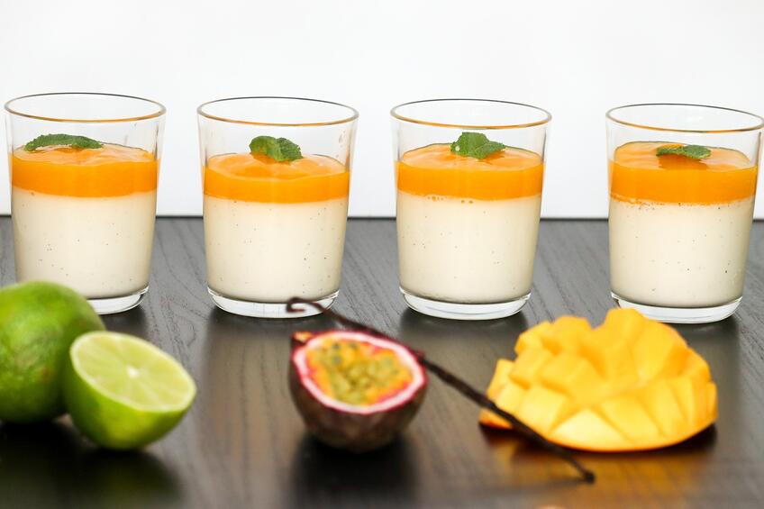 Jogurtová panna cotta s mangom