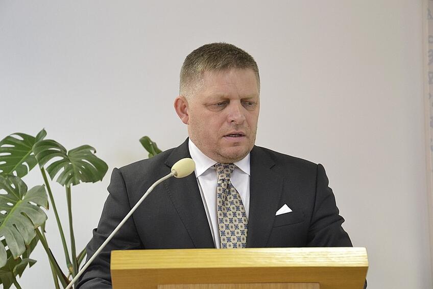 Premiér Robert Fico sa už lieči doma: Nemocnica prezradila, aký je pacient